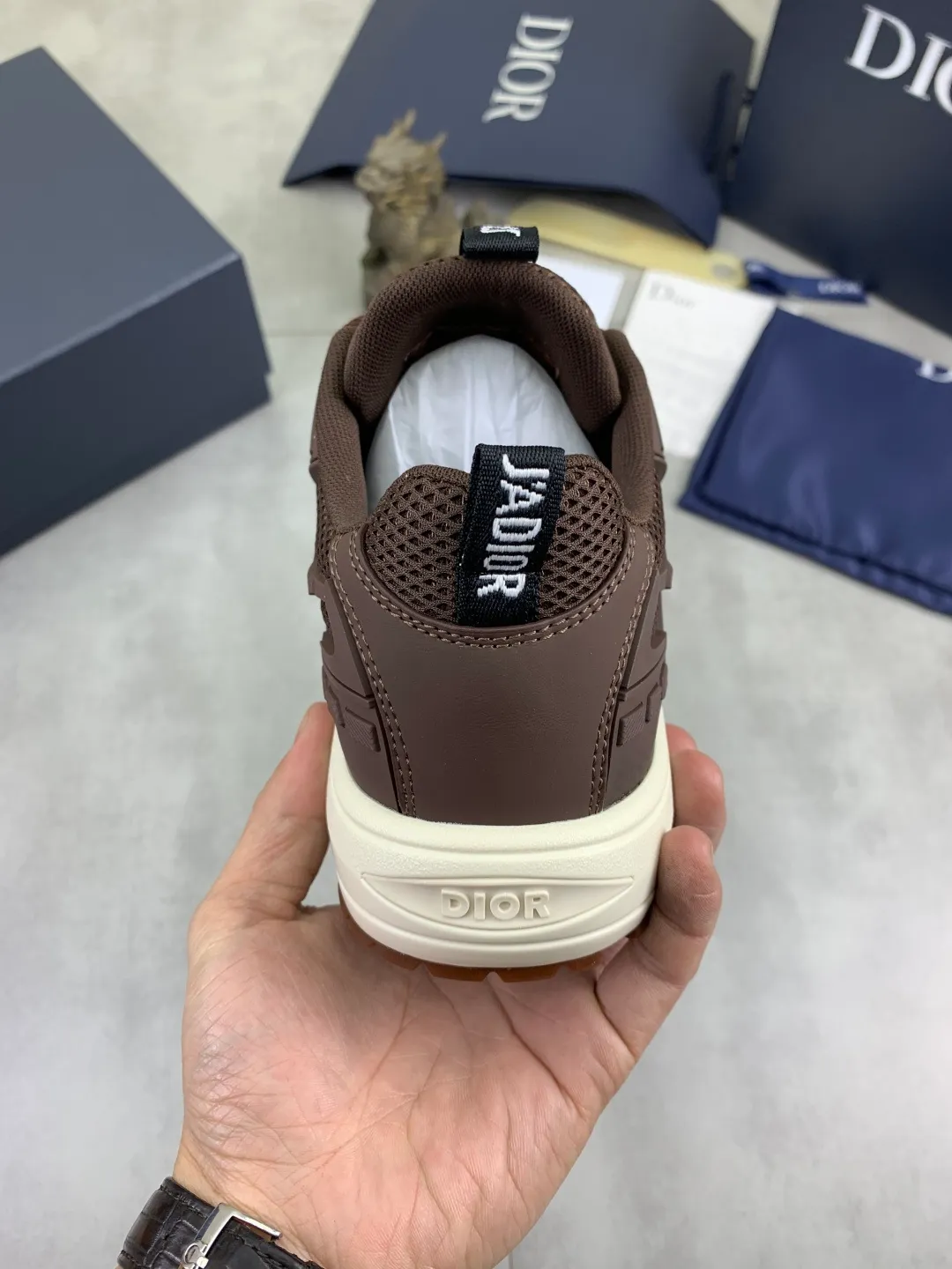 Men's Men's Shoes P600💰💎💎💎Top quality DIOR men's low-top sneakers series Newly launched this season, this low-top sneaker is one of the flagship styles of the series. Crafted from cowhide leather uppers combined with mesh and white technical fabric, it's finished with reflective graphic logos. Featuring logos on the heel and tongue, the extra-light sculpted rubber sole with signature embellishments enhances style, and internal stretch details create an ideal comfort fit that pairs well with a variety of casual looks. Shows fashionable and modern sports style Size:39-45 (38 46 customized)